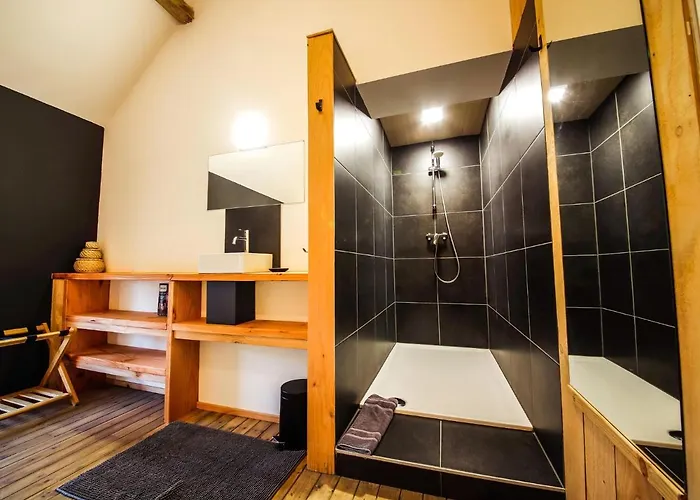 Spacious In With Garden